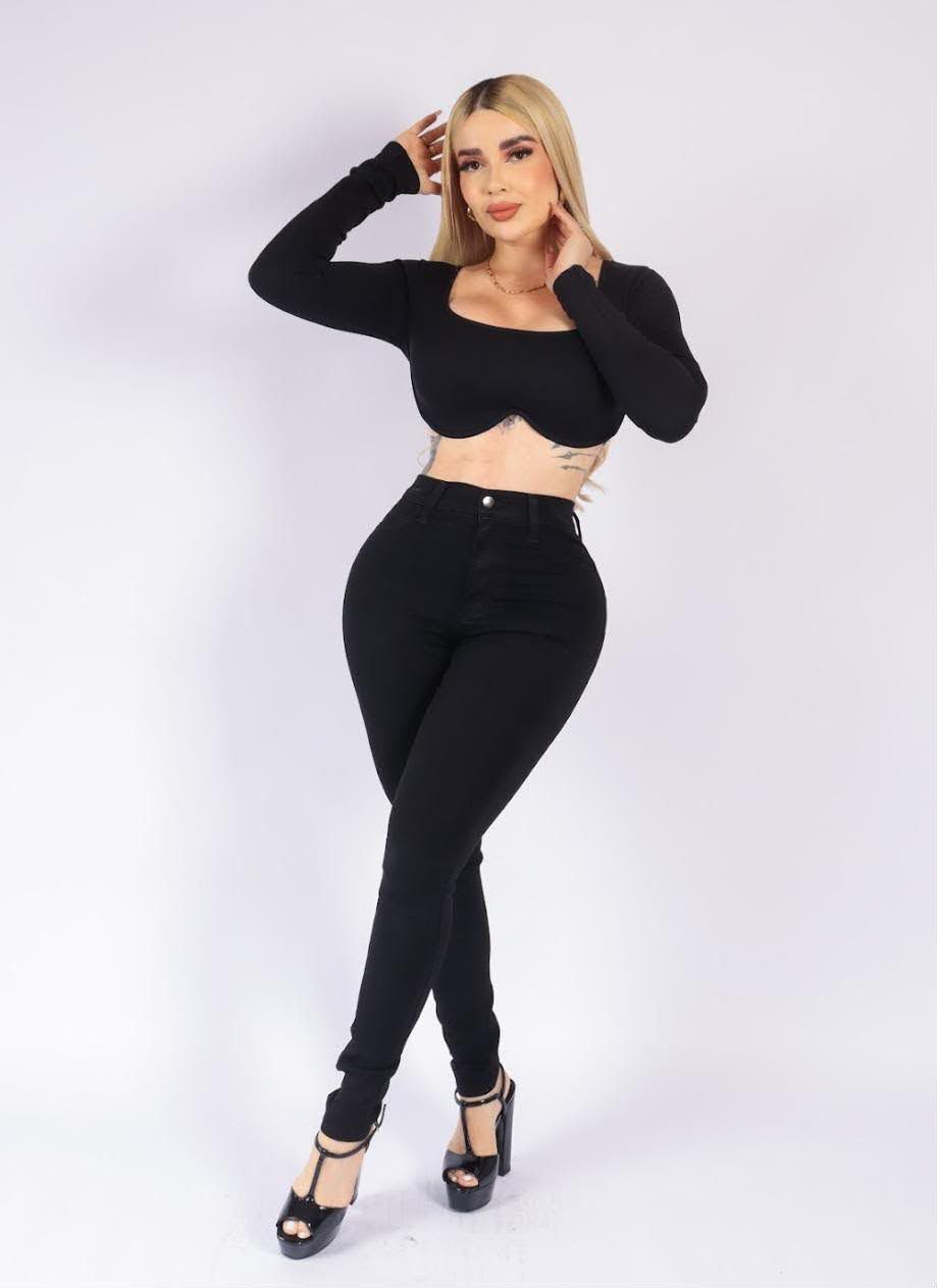Top corto negro de manga larga y jeans de tiro alto